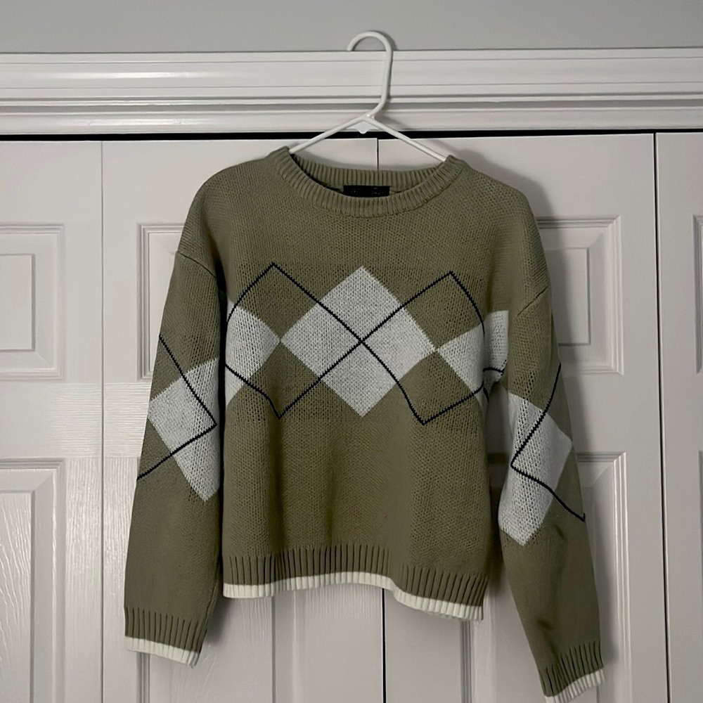 This sweater is a size medium, the color is a sage green, the brand is DAZY.